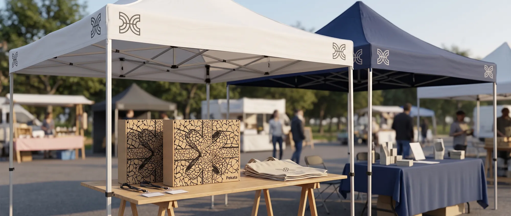 Foldbar pavillon på 3 × 3 meter med tryk på tag og kappe med en virksomheds logo på en udendørs messe